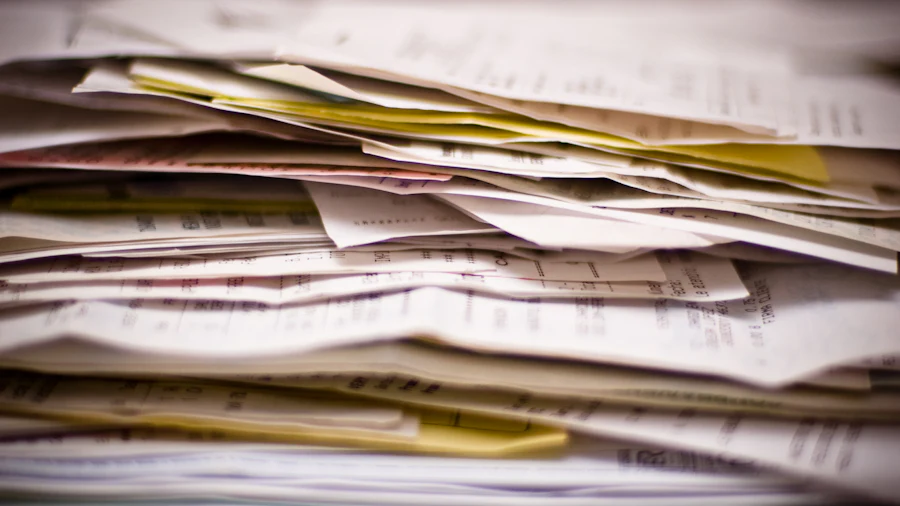 Pila de documentos financieros impresos vistos de canto