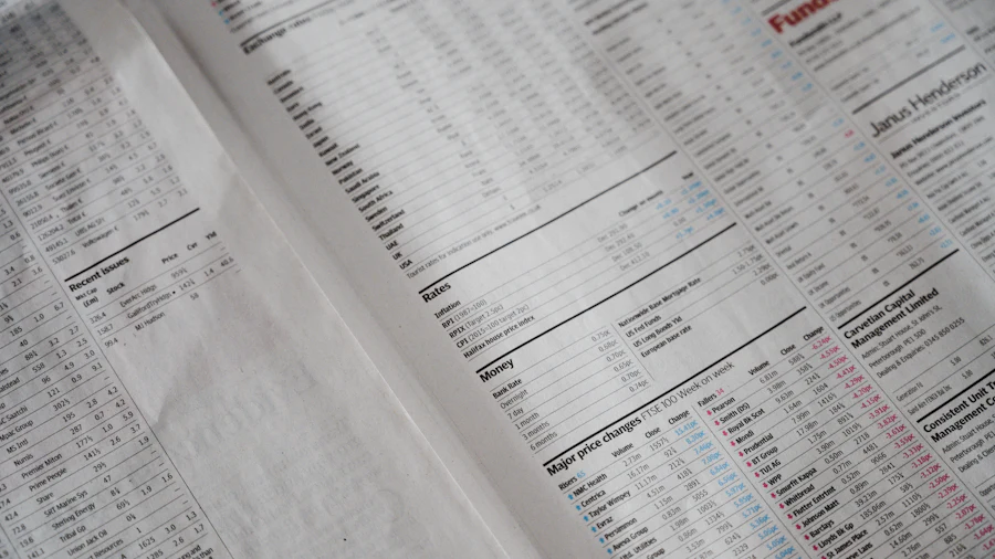 Primer plano de estados financieros impresos, con columnas de cifras